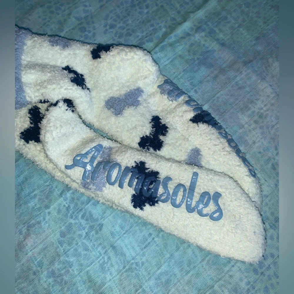 🧦NWOT Women’s Aromasoles Rose & Shea Fuzzy Butterfly Blue White Socks Sizes 6-10